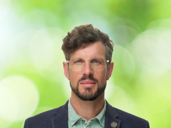 Portrait Patrick Bareiter HG grün