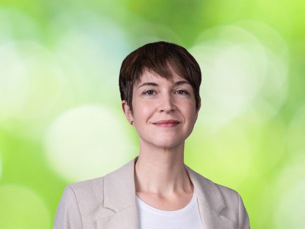 Portrait Severine Zelaya HG grün